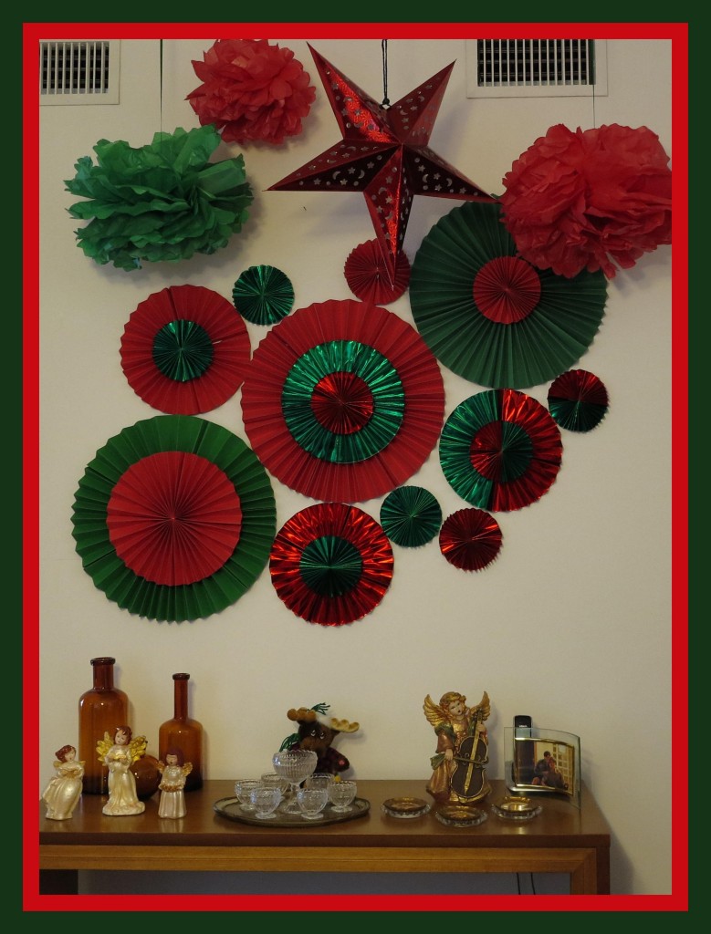 Mural de Rosetas de Papel que fizemos em casa para o natal!