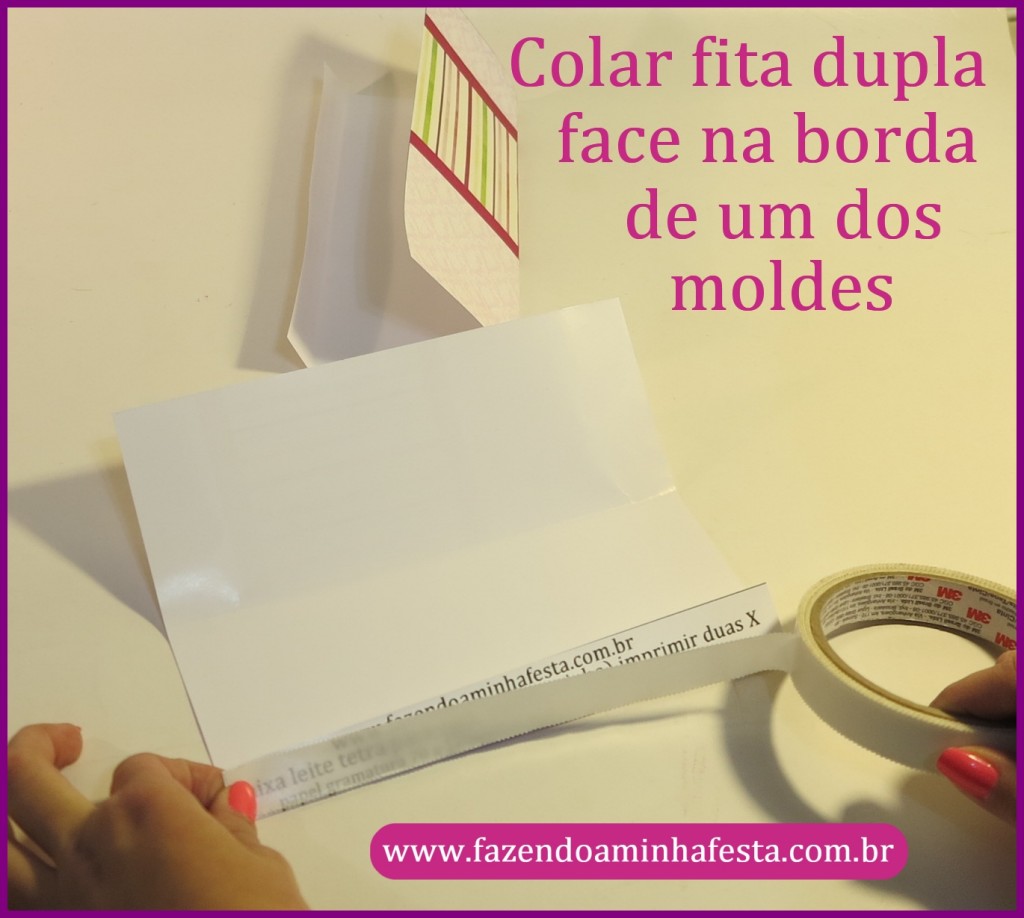 Cole uma fita dupla face na borda escrita apenas de um dos moldes.