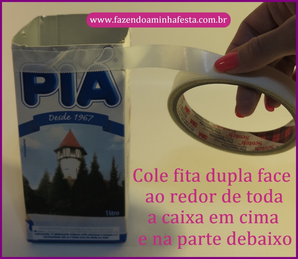 Cole duas fitas dupla face ao redor de toda a caixa, uma embaixo e outra em cima