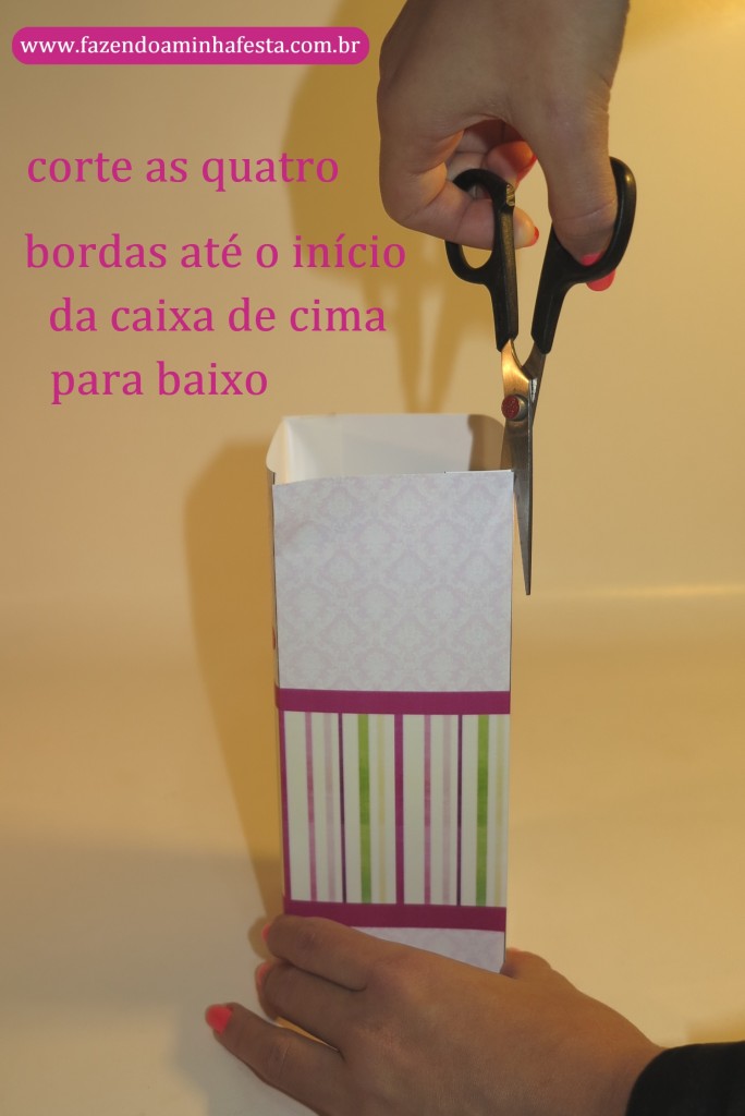 Corte a sobra do papel nas quatros quinas, de baixo para cima, até chegar na caixa