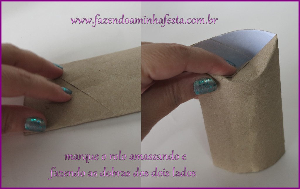 Marque o rolo de papel higiênico amassando no meio, e dobrando as bordas em cima e em baixo