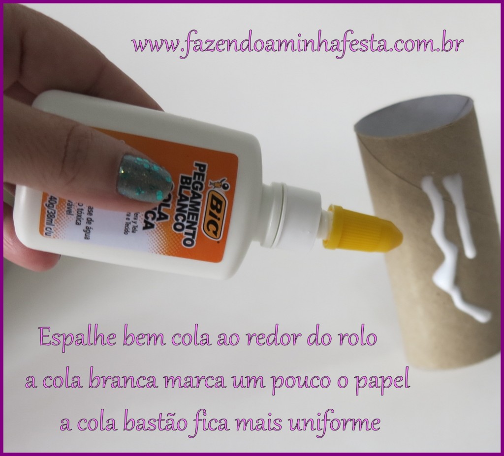 Passe cola ao redor de todo o rolo (a cola bastão deixa o papel menos marcado)