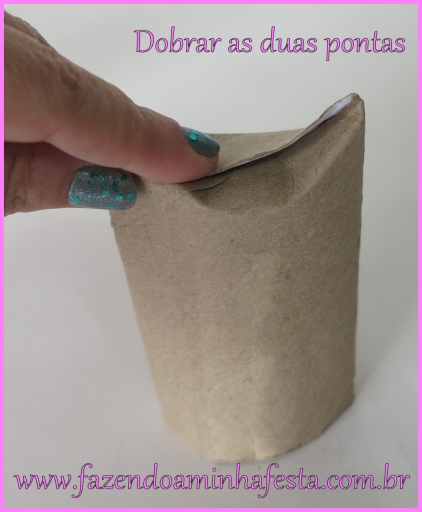 Assim se dobra as pontas para fechar a caixinha