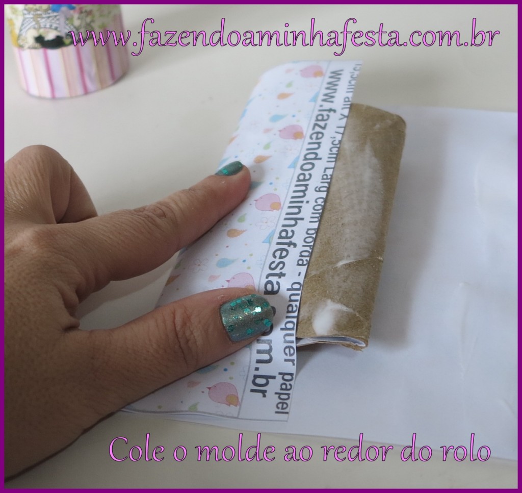 Cole o molde ao redor do rolo de papel higiênico