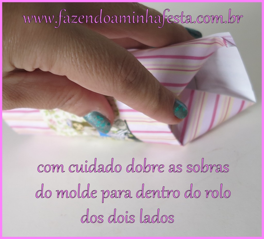 Dobre com cuidado as sobras do molde para dentro do rolo, dos dois lados.