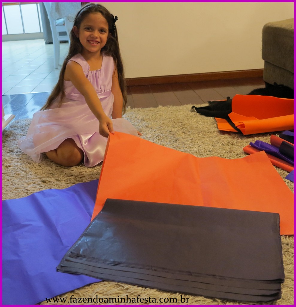 Passo a passo para fazer Pompons: Escolha as cores de papel de seda desejadas, e separe em montes de 8 folhas para pompons grandes, ou 6 folhas para pompons pequenos.