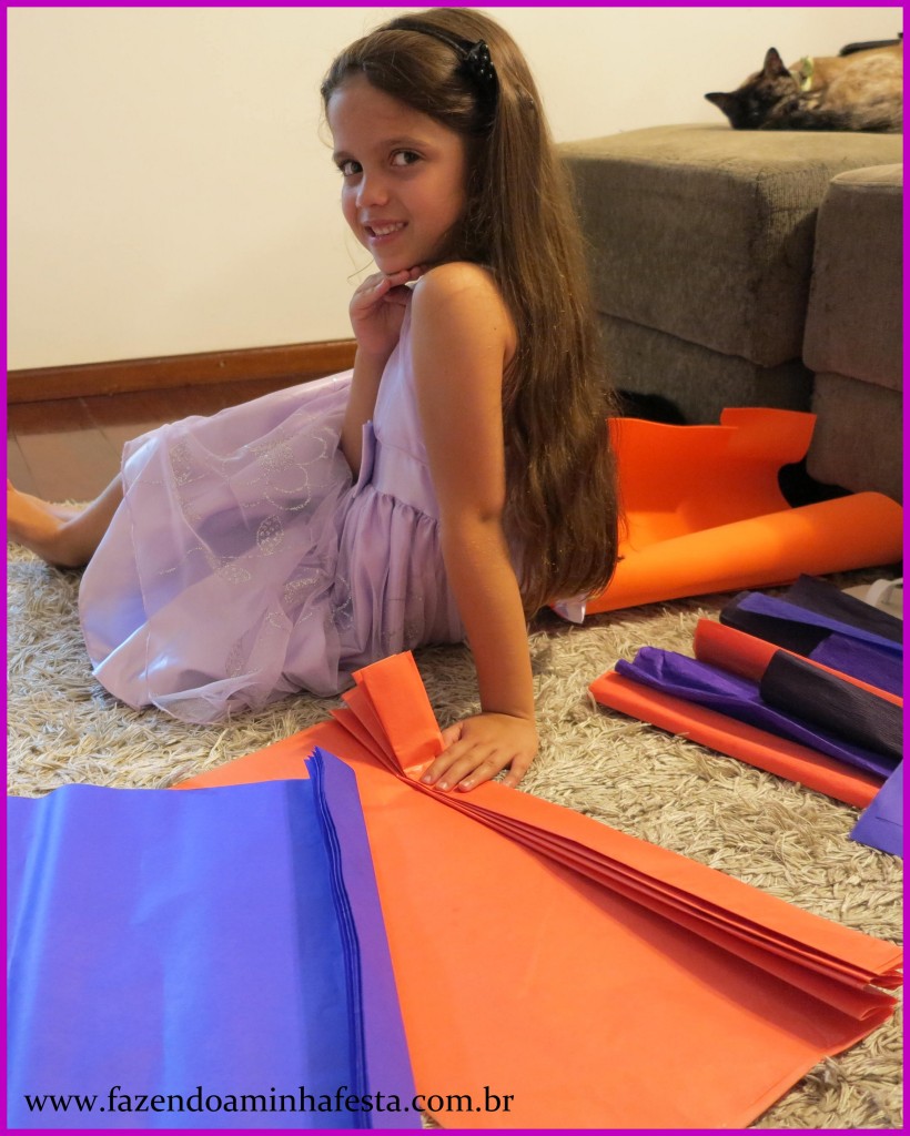 Passo a Passo para fazer Pompons: Comece a dobrar a folha para um lado e para outro, no formato de leque, com uma largura de aproximadamente 3 dedos