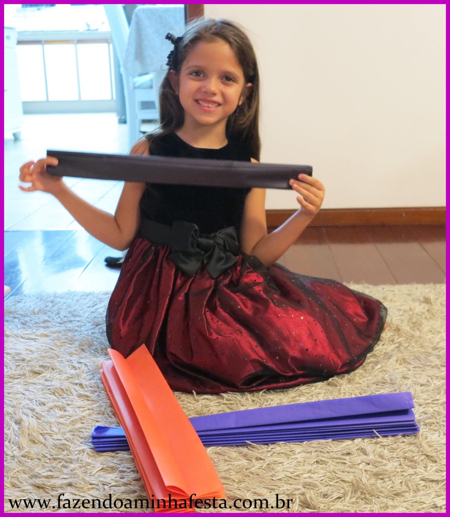 Passo a Passo para fazer Pompons: Dobre até o final do papel