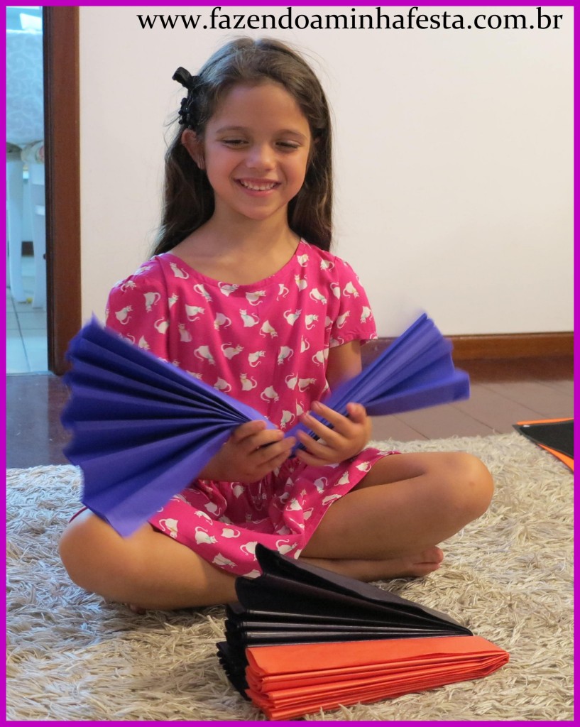 Passo a Passo para fazer Pompons: Dobre a tira ao meio, e marque bem