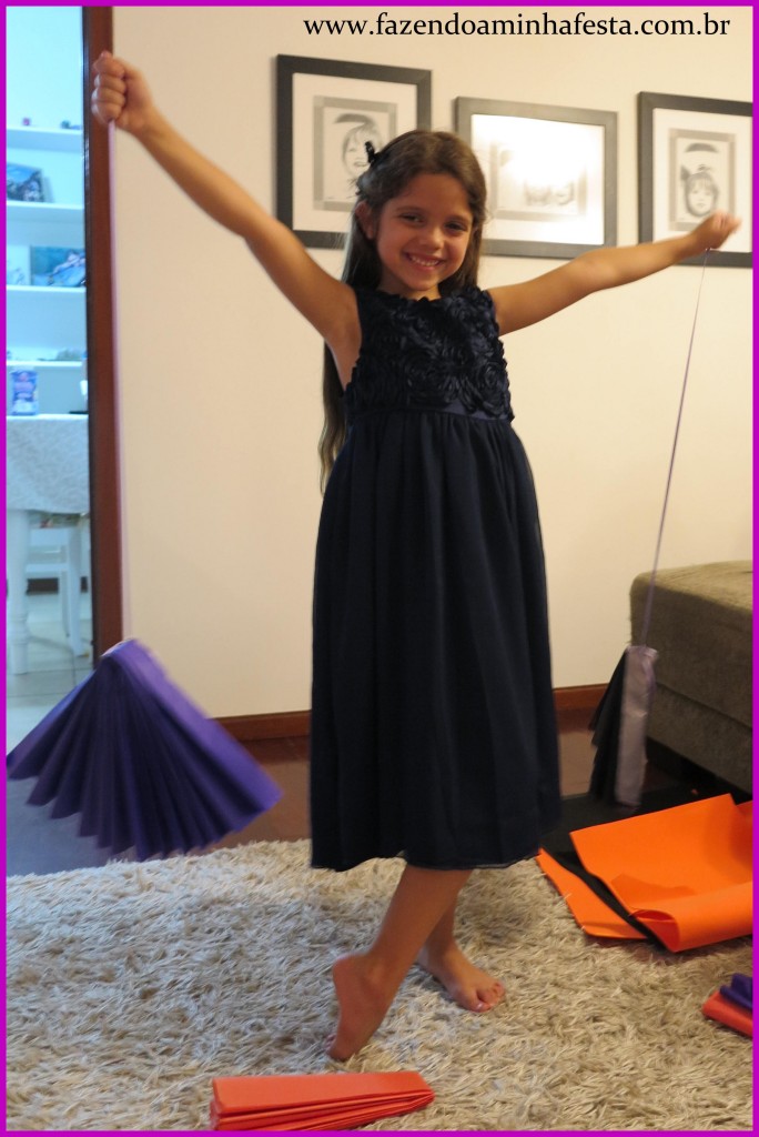 Passo a Passo para fazer Pompons: Prenda uma fita (pode ser fio de nylon), fazendo um nó