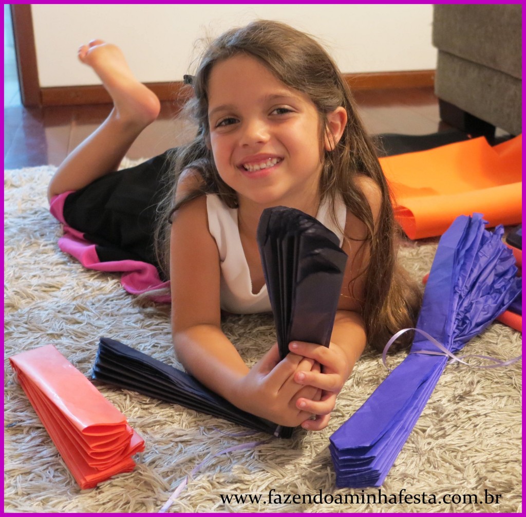 Passo a Passo para fazer Pompons: Corte as pontas no formato arredondado ou em V. Se preferir. pode deixar sem crotar, mas não fica tão bonito