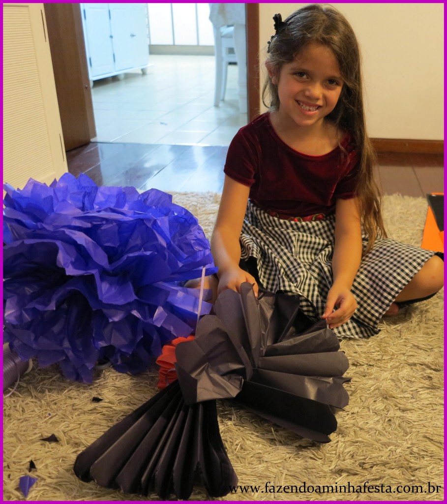 Passo a Passo para fazer Pompons: Abra folha por folha em cada um dos lados, com muitocuidado para não rasgar