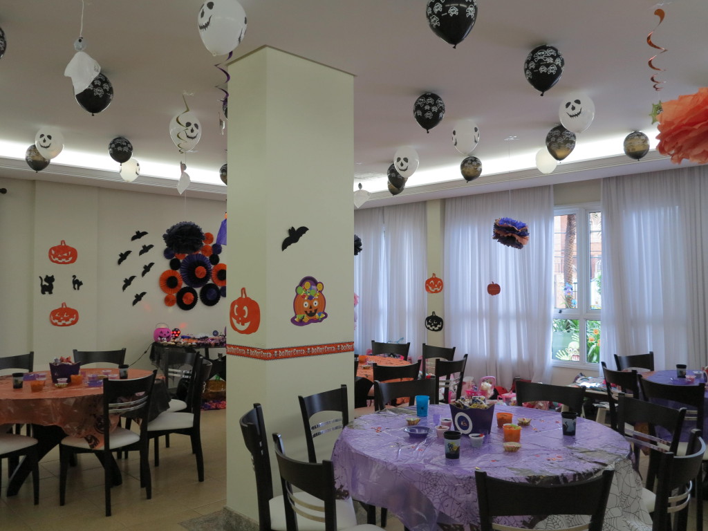 Decoração de Halloween - Mesas com toalhas de TNT e plástico por cima