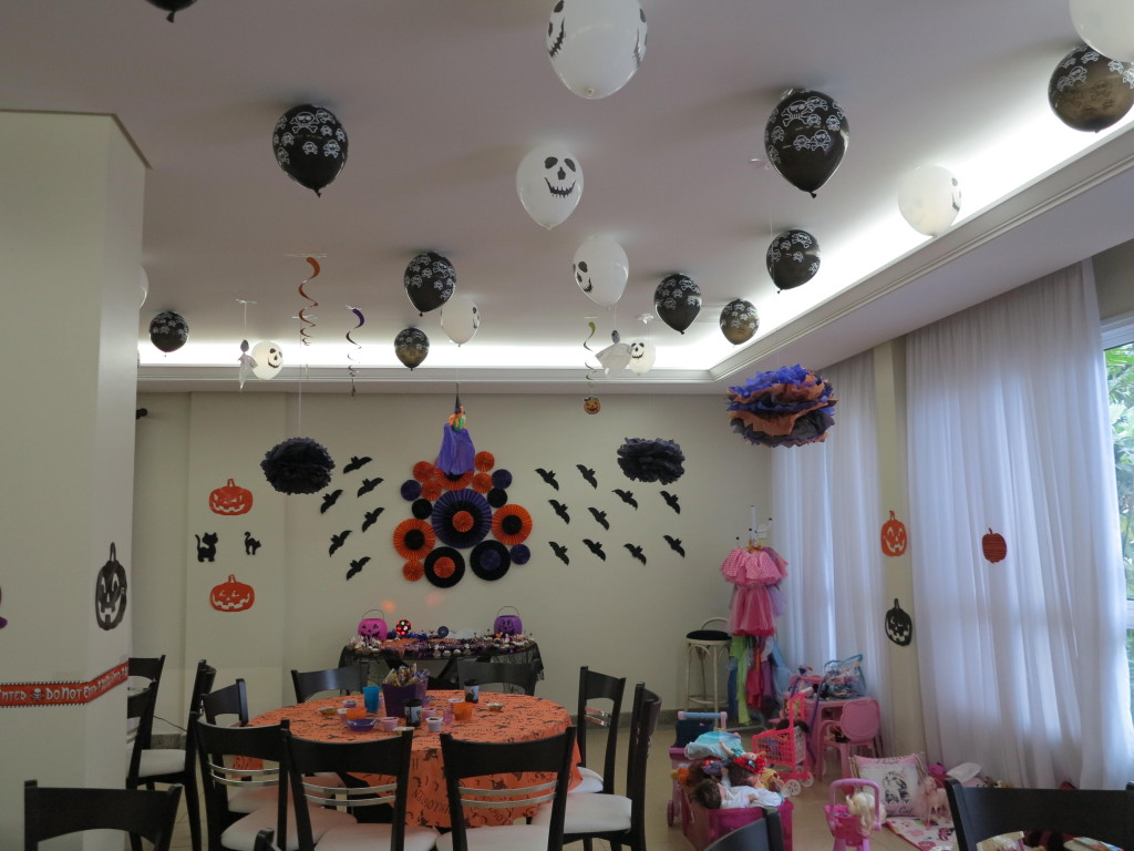 Decoraçao de Halloween com muitos enfeites pendurados