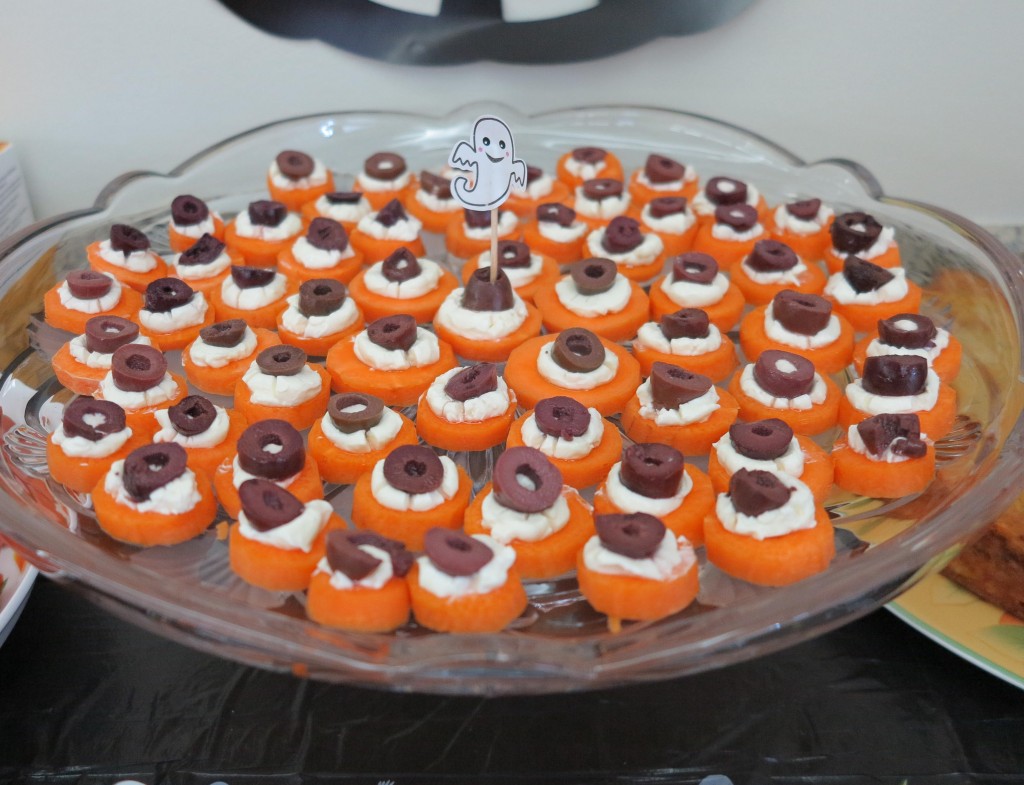 Olhos de Abóbora, feitos com cenoura, cream cheese e azeitona preta