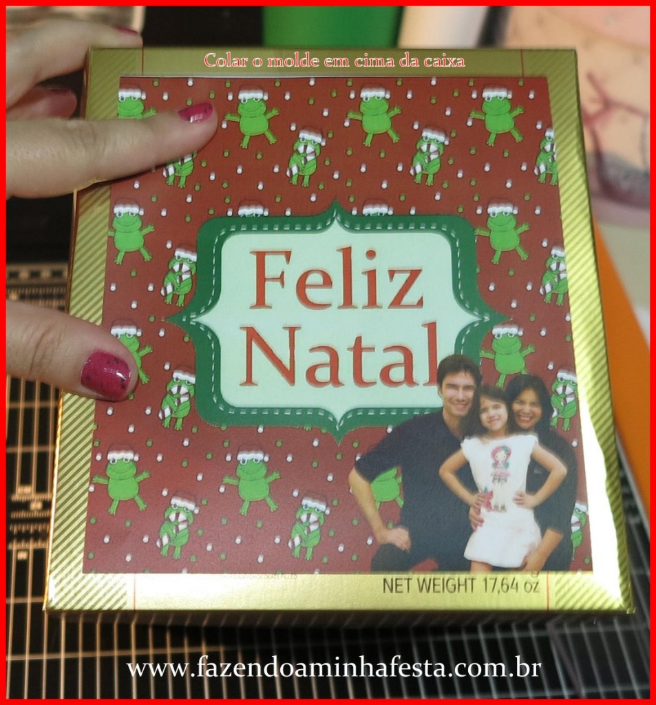 Colar o molde na caixa com fita dupla face, ou com o contact