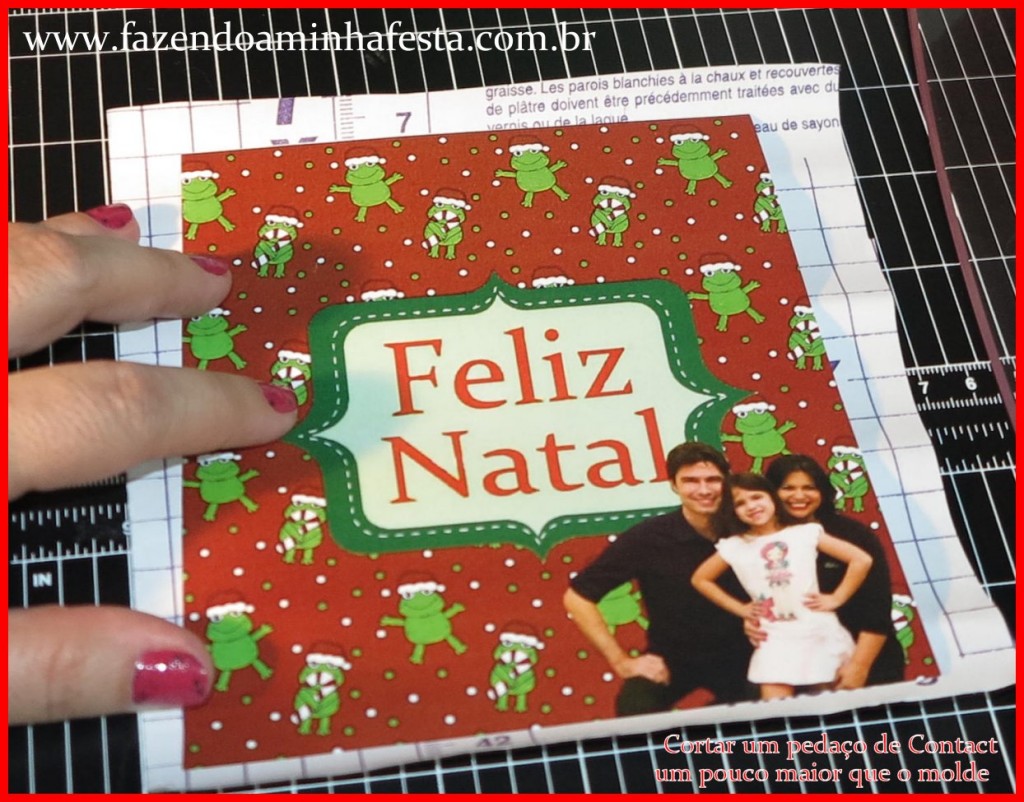 Para melhor acabamento, cortar um pedaço de contact um pouco maior que o molde