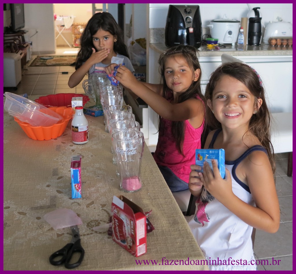 Cada cor de gelatina precisa ficar no seu recipiente para fazer a gelatina