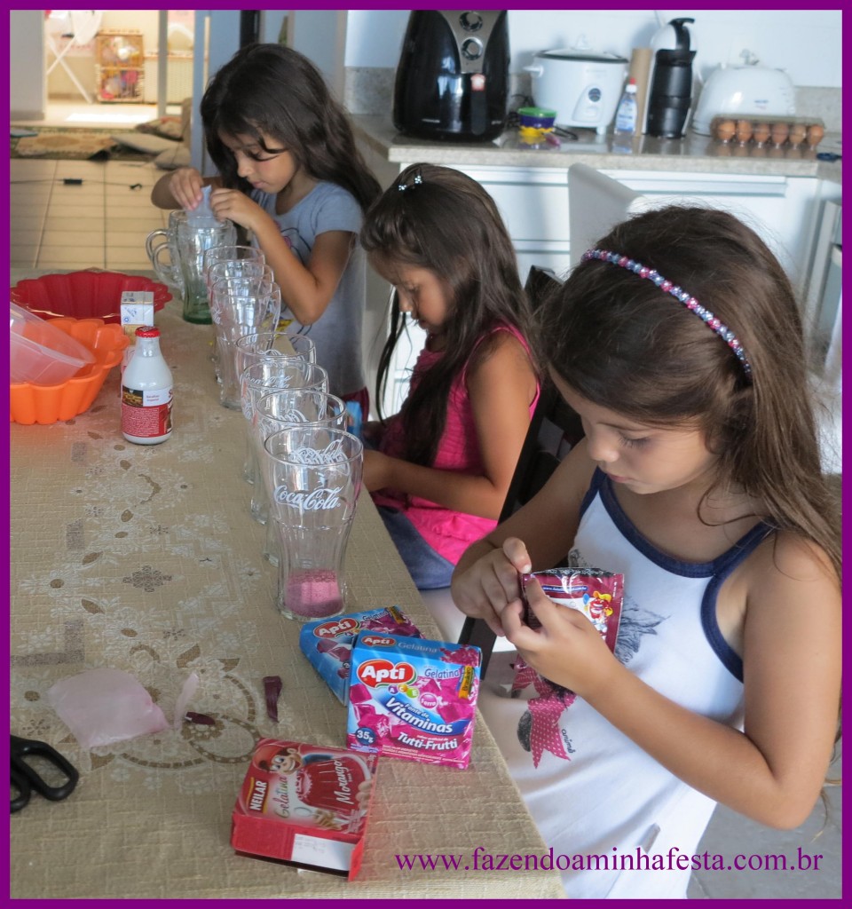 As meninas despejando o pó da gelatina nos copos