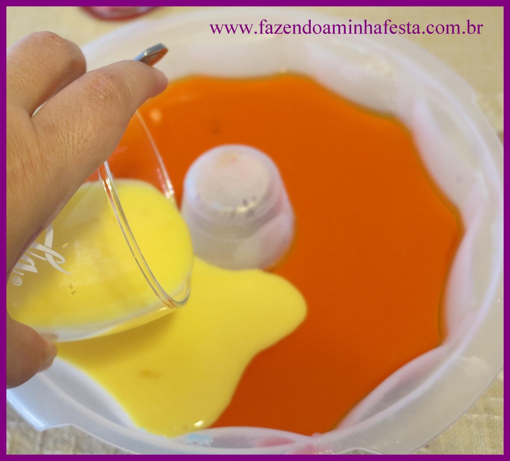 Aqui colocando a gelatina leitosa sobre a gelatina transparente