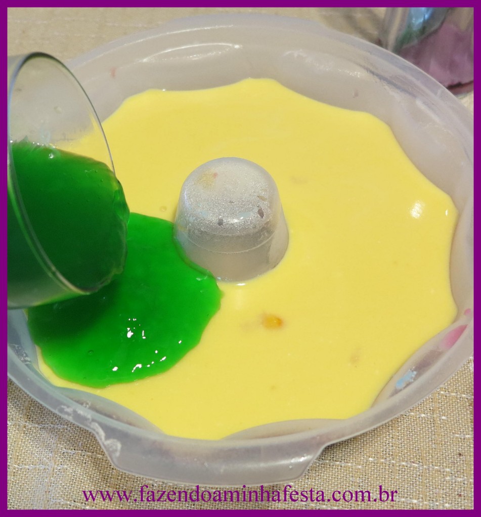 Colocando a gelatina transparente sobre a leitosa (aqui endureceu demais)