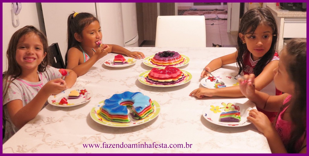 E muita felicidade das meninas comendo as gelatinas que fizeram sozinhas!!!