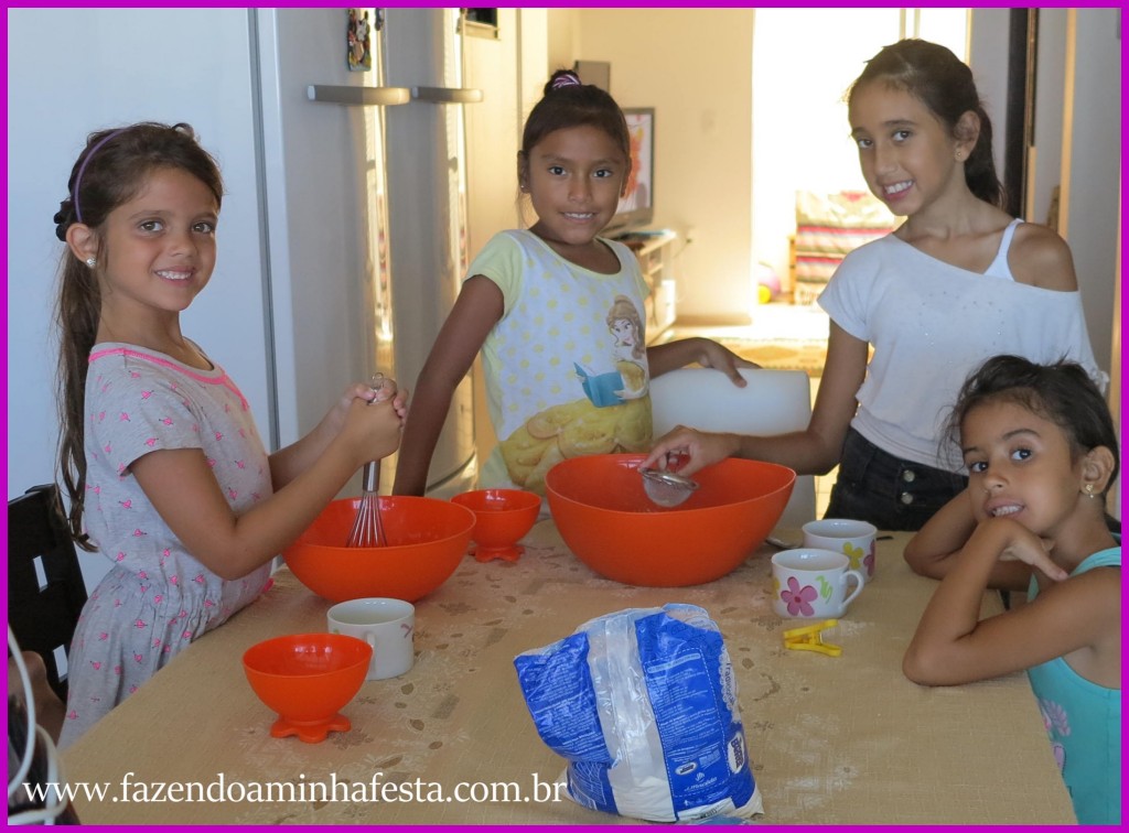 Ellerim e amiguinhas preparando as massas dos Cupcakes.