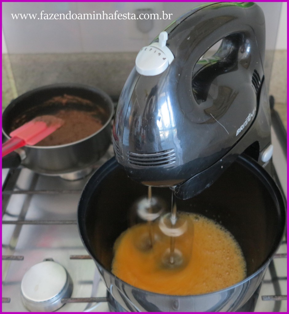 Batendo os ovos com açúcar para o Petit Gateau, e derretendo o chocolate com manteiga.