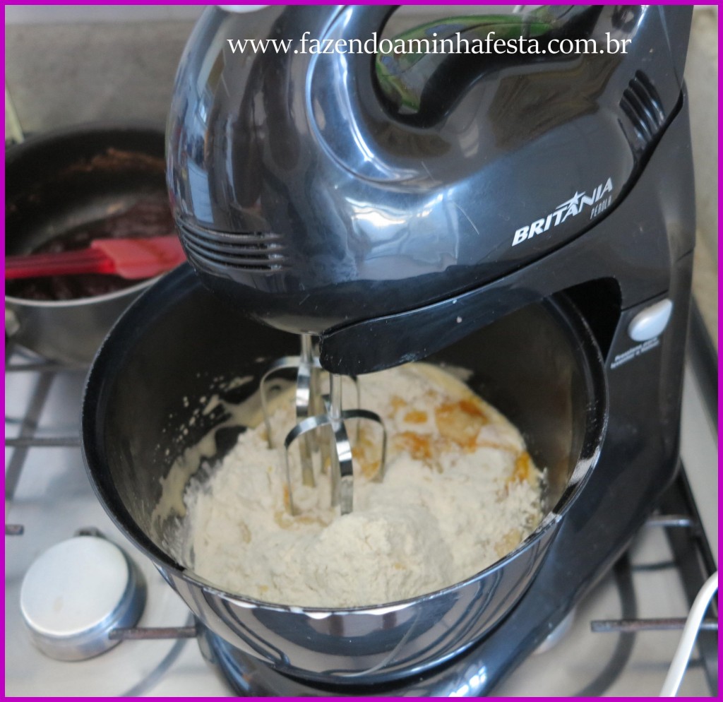Batendo a massa tradicional.