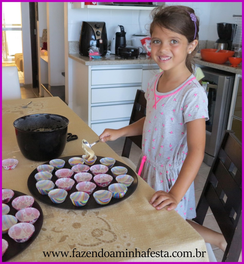 Com a massa pronta é só colocar nas forminhas pequenas, com cuidado para não encher muito.
