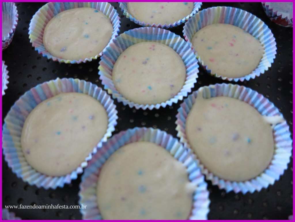 Enquanto aquece a máquina, deixar a massa descansar em temperatura ambiente por 8 minutos.