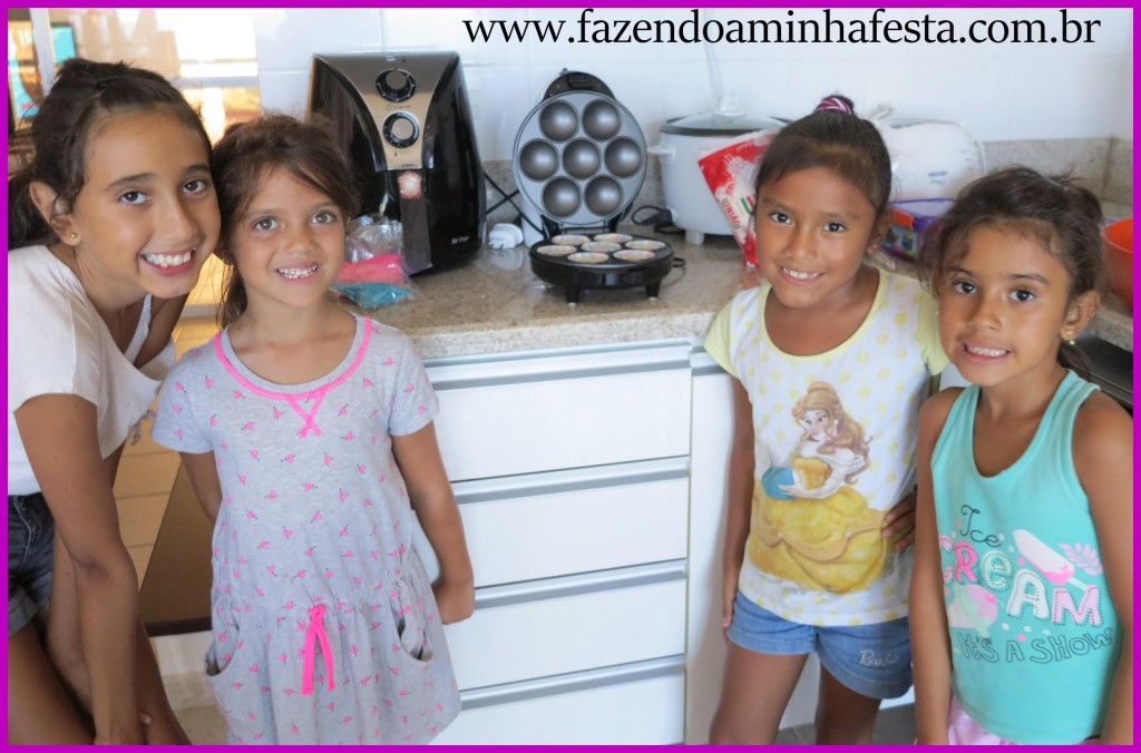 As meninas preparando a primeira fornada, super ansiosas!