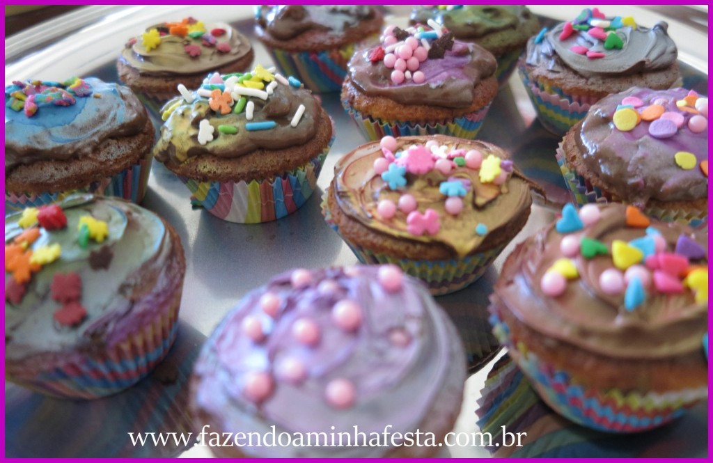 Agora é só decorar! Eu usei brigadeiro, mas você pode usar a receita da cobertura abaixo: