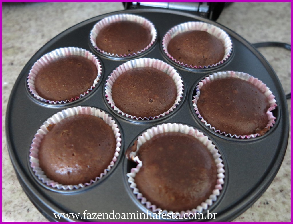 Depois é só seguir os passos, encher as forminhas e deixar 3 a 4 minutos na máquina.