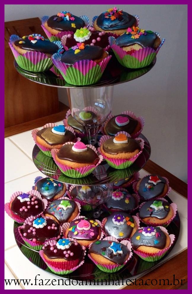 Suporte Triplo para Cupcakes: Um prato grande, dois pratos médios, duas taças.