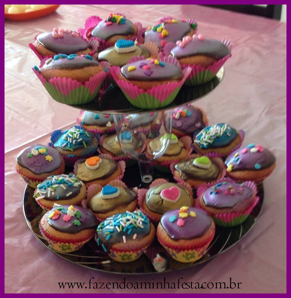 Suporte duplo para Cupcakes: Um prato grande, um prato médio, uma taça.