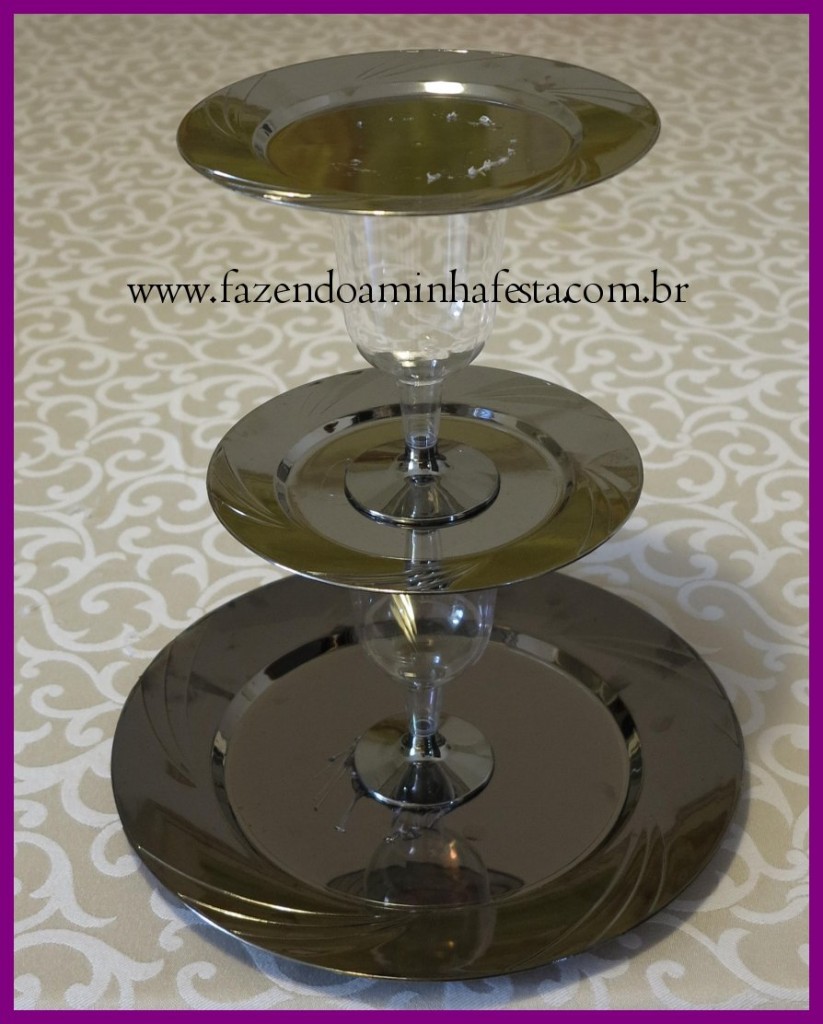 Agora é só virar e está pronto um lindo e barato suporte para Docinhos e Cupcakes!