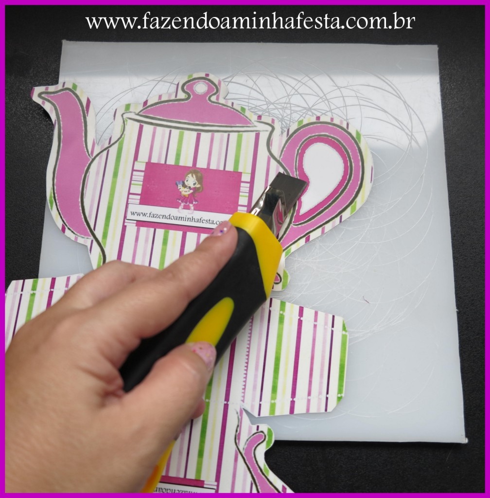 2. Recorte o molde ao redor com uma tesoura, e corte a parte de dentro da alça com estilete.