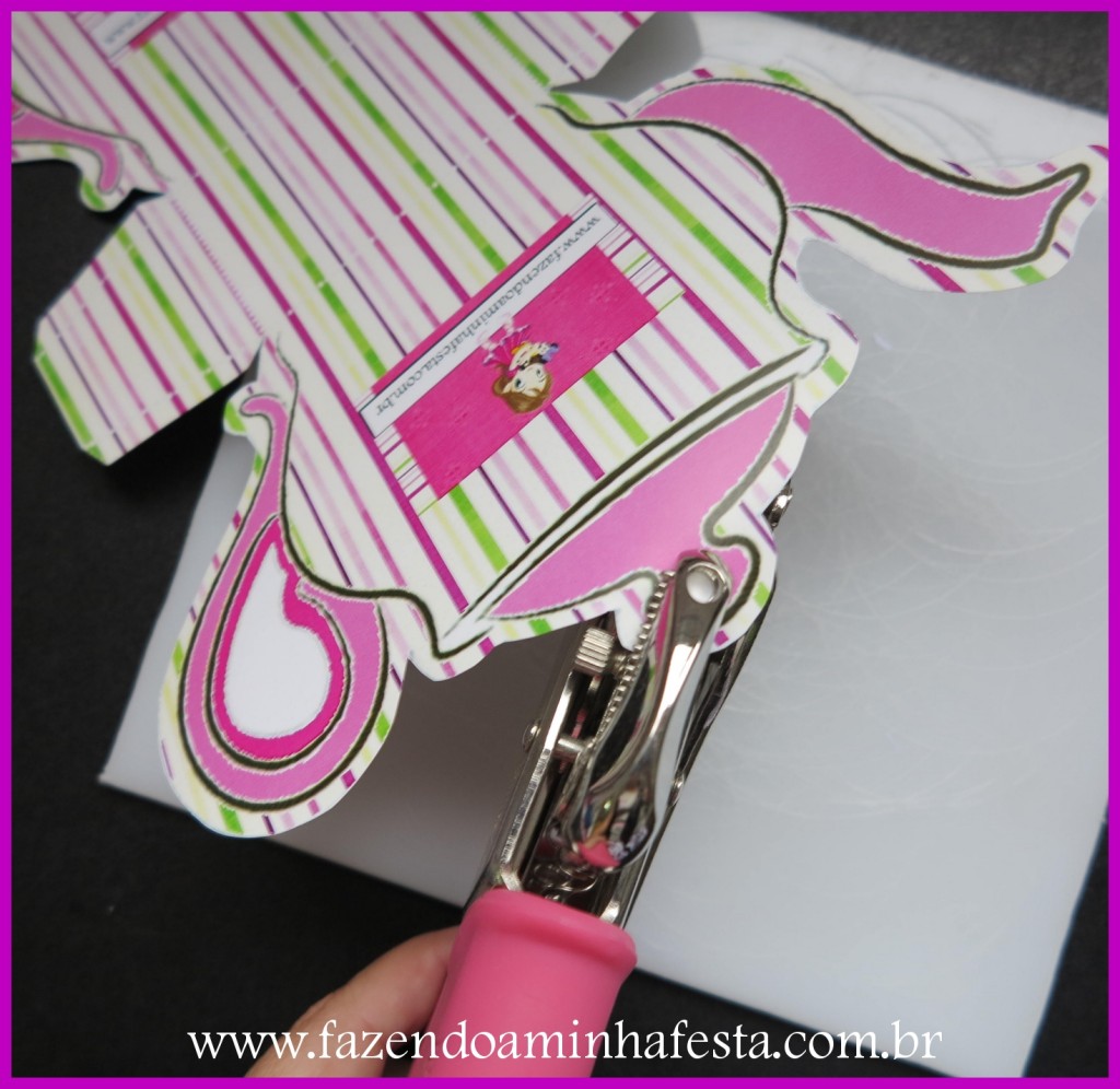 3. Perfure o círculo da tampa do bule, dos dois lados.