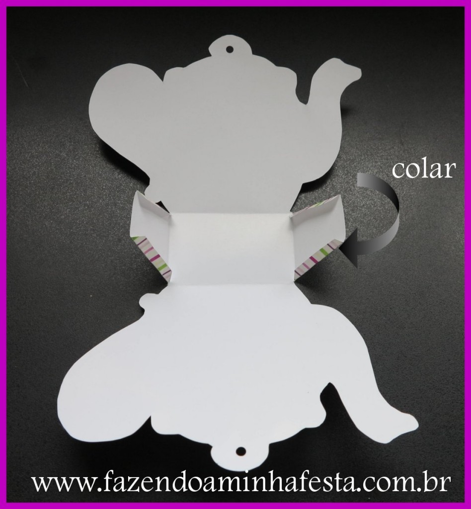 4. Dobre nas marcas, como na foto, e cole as 4 abinhas da caixa (em 90º)