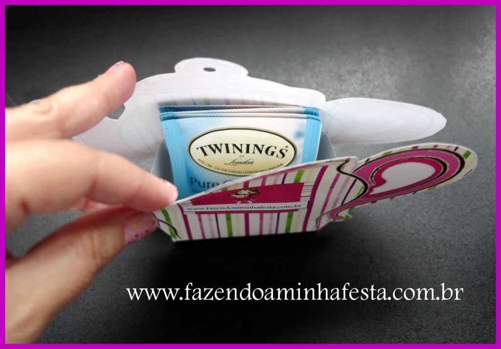 5. Coloque os saquinhos de chá dentro da caixinha.