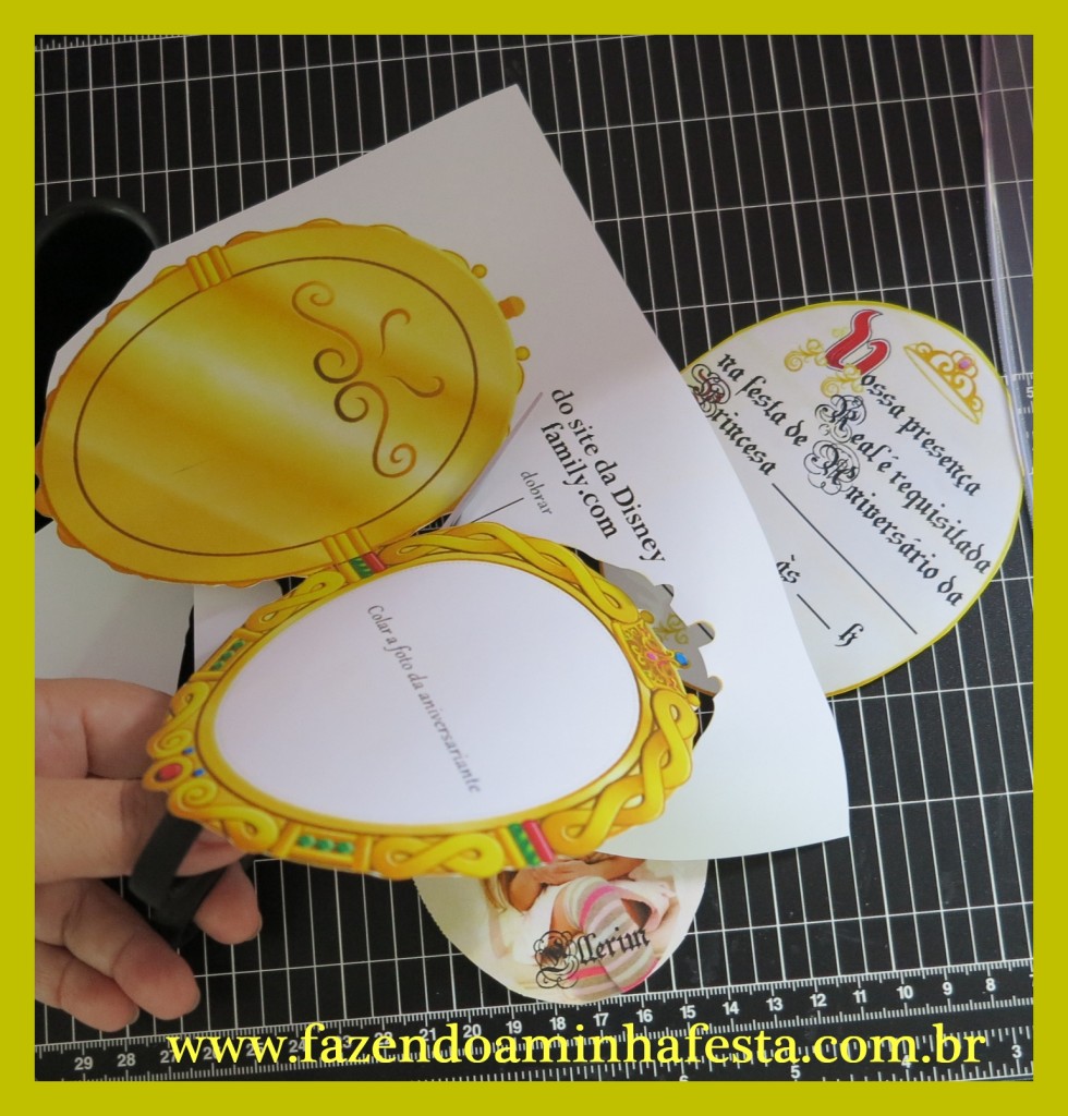 Recorte os 3 moldes, o espelho, a foto e a parte escrita do convite.