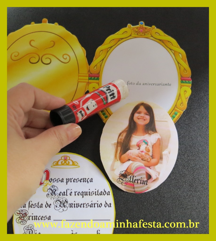 Cole a foto da aniversariante no espelho (parte da frente)