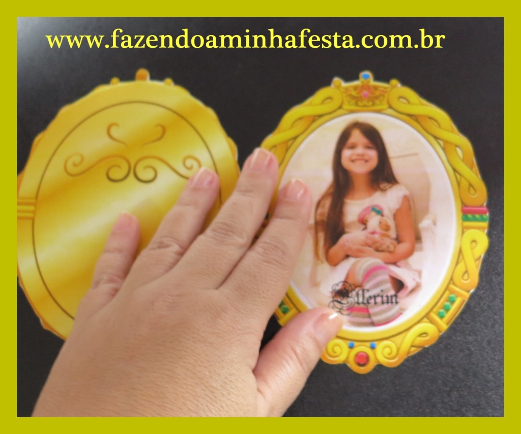 Assim fica a frente do convite depois de colar a foto no espelho.