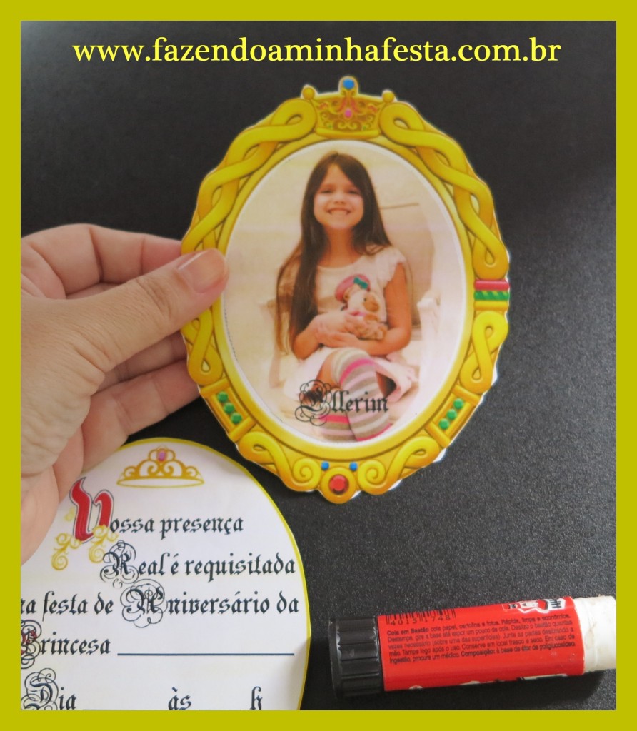 Dobre o espelho ao meio, na parte indicada no molde.