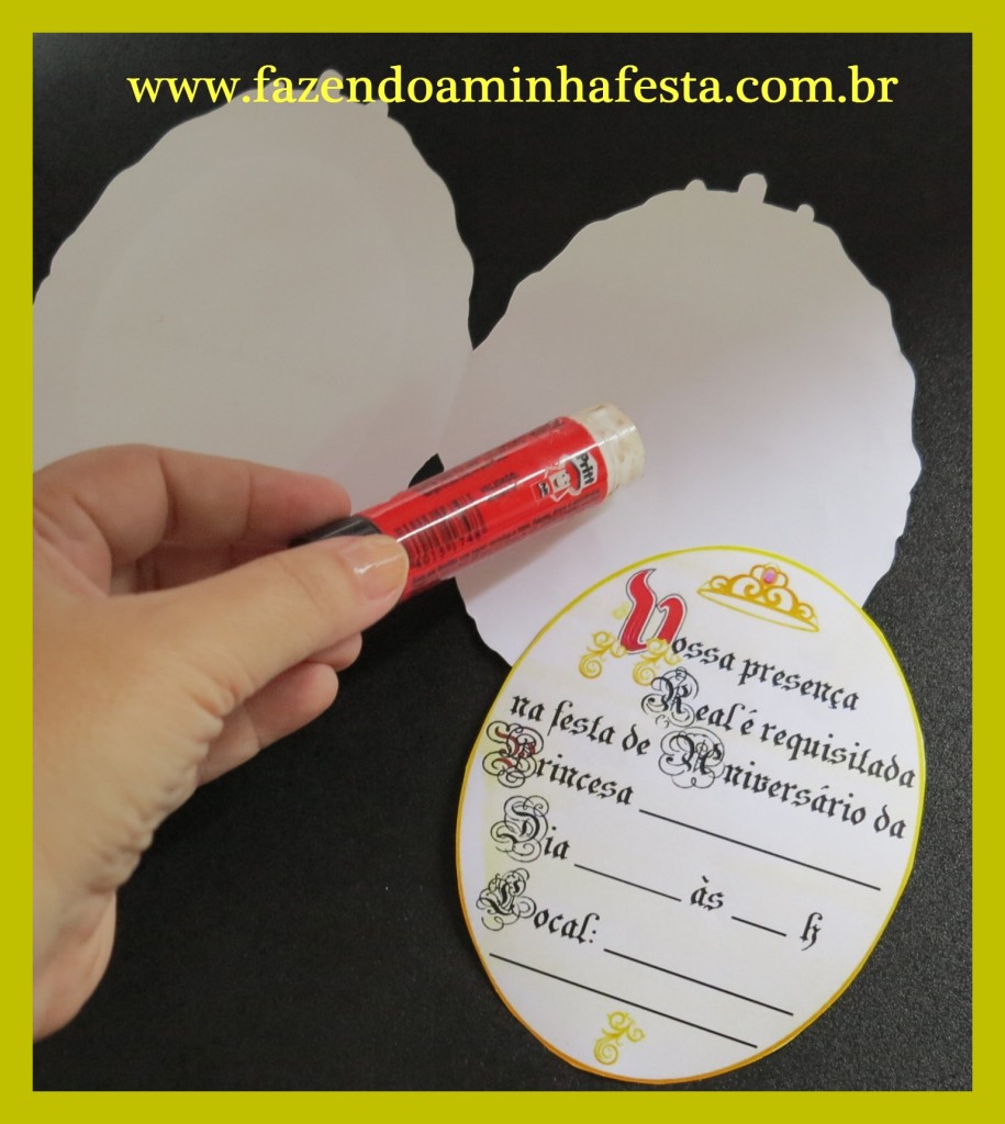 Cole a parte escrita do convite na parte de dentro do espelho.