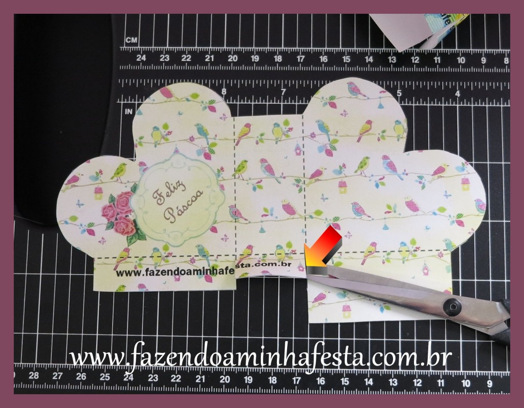 Recortar ao redor do molde, e as duas abas mostradas na flecha