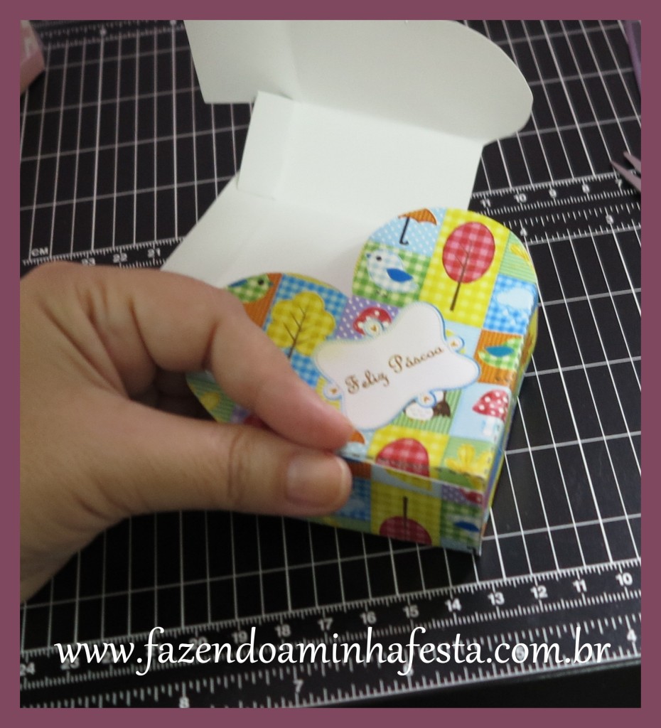 Montar e colar com cola branca, fita adesiva ou fita dupla face.