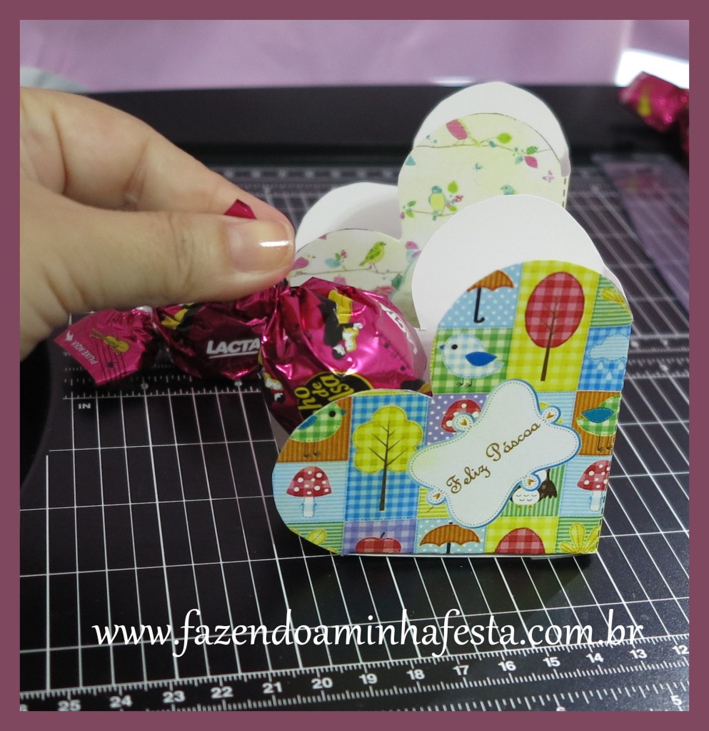 Colocar o bombom dentro.