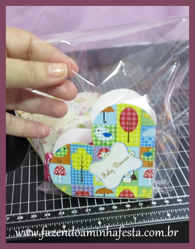 Colocar a caixinha dentro de um saquinho transparente.
